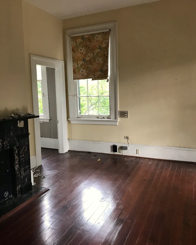 A room in the house before the renovation